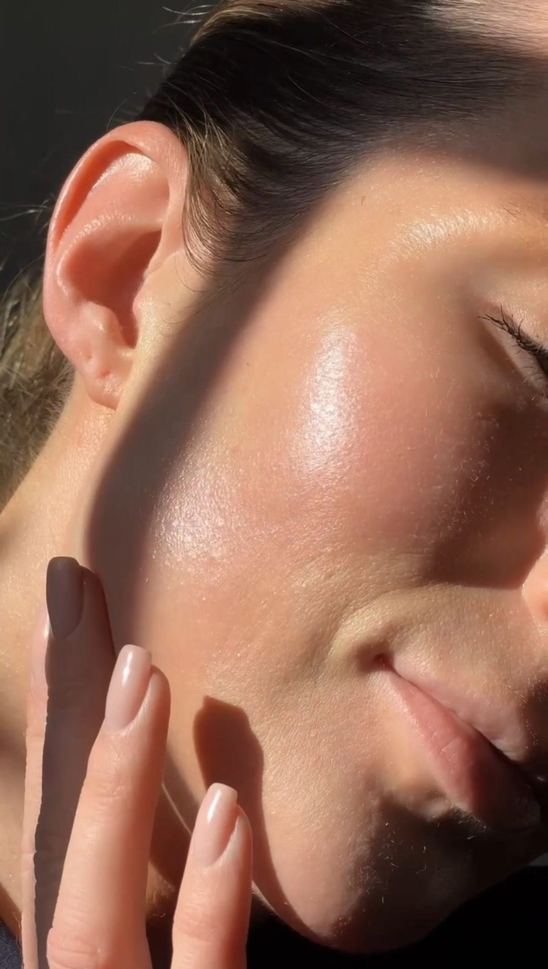 Как GLAMIA помага при кожа, склонна към хормонални пъпки?